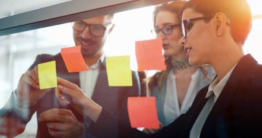 Bir grup mimar ve iş adamı birlikte çalışıyor ve beyin fırtınası yapıyorlar.