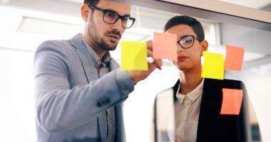 Yapışkan notlar ofis proje planı kullanarak güzel iş kadını