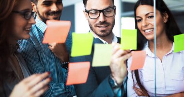 İş adamları iş office projesinde birlikte çalışma grubu