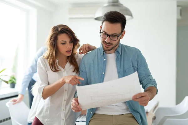 Grupp Unga Affärsmän Som Arbetar Och Kommunicerar Tillsammans Kreativa Kontor — Stockfoto