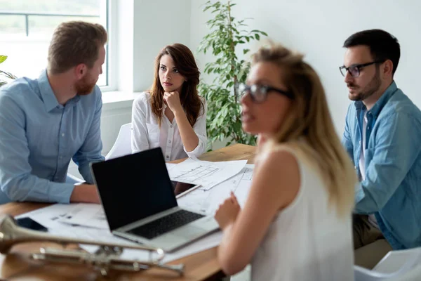 Gruppe Von Geschäftsleuten Die Zusammenarbeiten Und Brainstorming Betreiben — Stockfoto