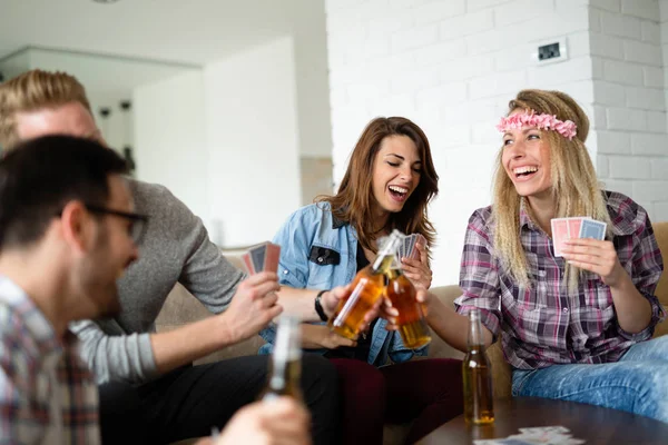 Happy Group Friends Playing Cards Drinking — Stock Photo, Image