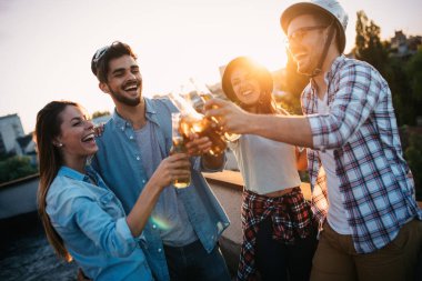 Eğlenceli kez birlikte ve içme harcama mutlu neşeli arkadaşları