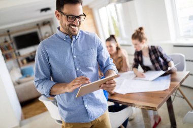 Startupteamwork beyin fırtınası toplantı kavramı. Proje üzerinde birlikte çalışan kişiler