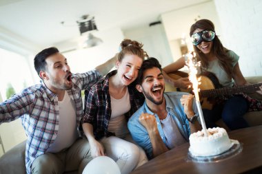 Arkadaşlar evde şarkı söyleme ve gitar çalmanın, eğlenin