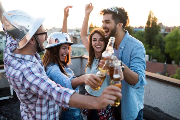 Feliz Amigos Alegres Passar Momentos Divertidos Juntos Beber — Fotografia de Stock