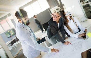 mimar ve iş adamları birlikte çalışma grubu