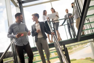 İş yerinde çalışan iş adamları