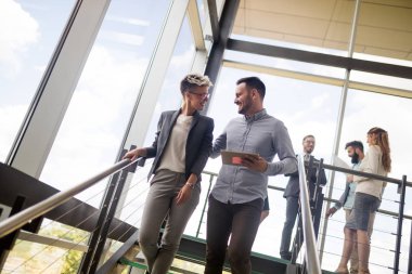 İş adamları iş yerinde eğleniyor ve sohbet ediyorlar.