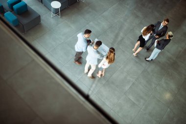 Bir grup mimar ve iş adamı birlikte çalışıyor ve beyin fırtınası yapıyorlar.