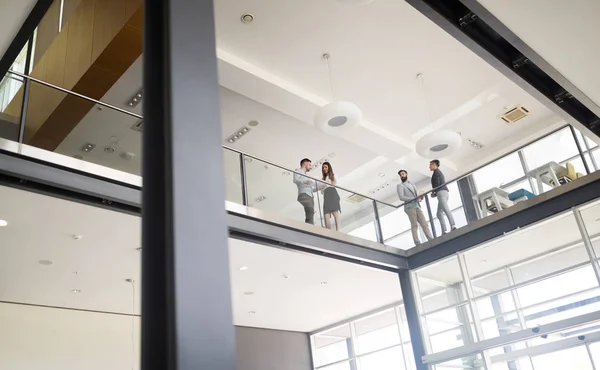 Groupe Gens Affaires Marchant Prenant Des Escaliers Dans Immeuble Bureaux — Photo