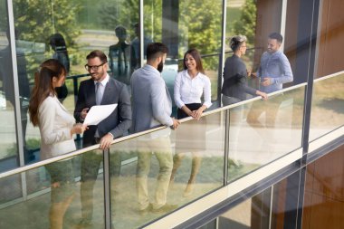 Ofisteki projede işbirliği yapan bir grup iş adamı