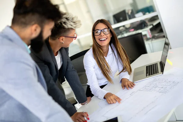 Grupo Colegas Trabalho Que Trabalham Conjunto Projecto Empresarial Escritório — Fotografia de Stock