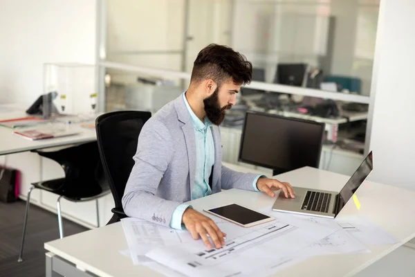 Jovem Bonito Funcionário Trabalhando Computador Durante Dia Trabalho Escritório — Fotografia de Stock