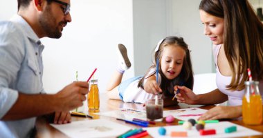 Birlikte mutlu ailesi harcama eğlenceli zaman evde