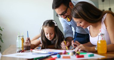 Birlikte mutlu ailesi harcama eğlenceli zaman evde