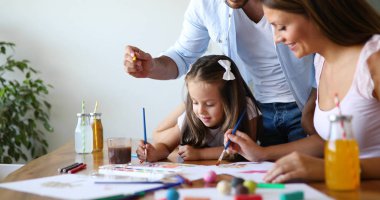 Birlikte mutlu ailesi harcama eğlenceli zaman evde