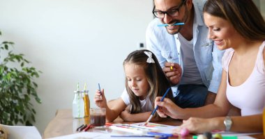 Birlikte mutlu ailesi harcama eğlenceli zaman evde