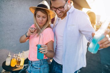 Neşeli genç dans eden çift yazın eğleniyor ve eğleniyor.