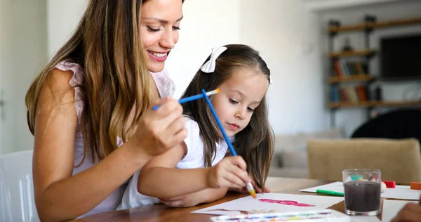 Petite Fille Peignant Avec Mère Ensemble Maison — Photo