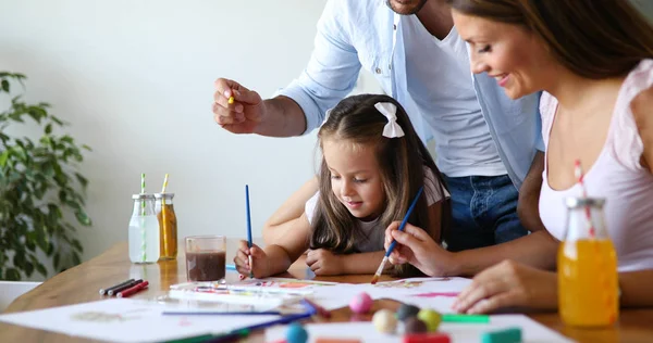 Birlikte mutlu ailesi harcama eğlenceli zaman evde