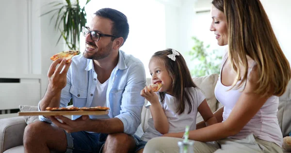 Feliz Sorrindo Família Compartilhando Pizza Juntos Casa — Fotografia de Stock