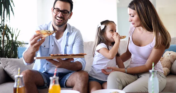 Счастливая Улыбающаяся Семья Делится Пиццей Дома — стоковое фото