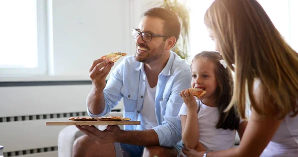 Glücklich Lächelnde Familie Die Hause Gemeinsam Pizza Isst — Stockfoto