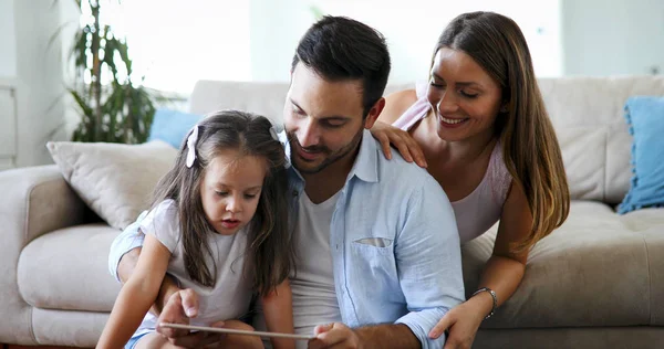 Familie Hält Tablet Computer Der Hand Und Schaut — Stockfoto