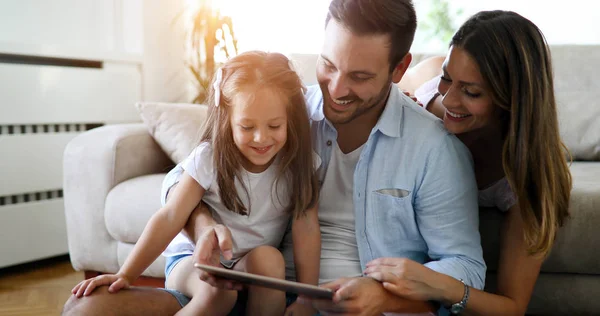 Família Segurando Computador Tablet Olhando Para Ele — Fotografia de Stock