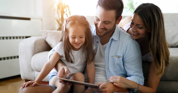 Familia Sosteniendo Una Tableta Mirándola —  Fotos de Stock