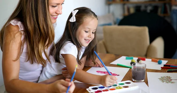 Mère Regardant Comment Fille Enfant Dessine Une Image — Photo