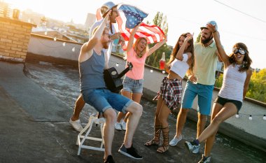 Bir yaz partisinde eğlenen bir grup genç