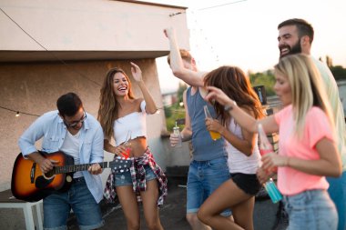 Güzel kaygısız arkadaş dans Grubu yaz aylarında eğlenin
