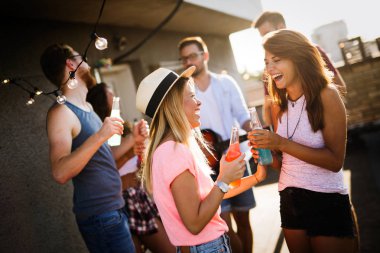 Çatı partisinde arkadaşlarınızla harika vakit geçiriyor
