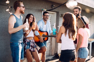 Çatı partisinde arkadaşlarınızla harika vakit geçiriyor