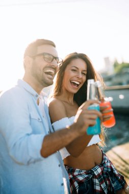 Neşeli genç dans eden çift yazın eğleniyor ve eğleniyor.