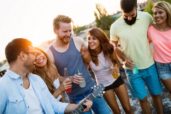 Çatı partisinde arkadaşlarınızla harika vakit geçiriyor