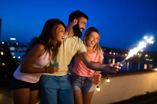 Gruppo Giovani Che Divertono Una Festa Estiva — Foto Stock