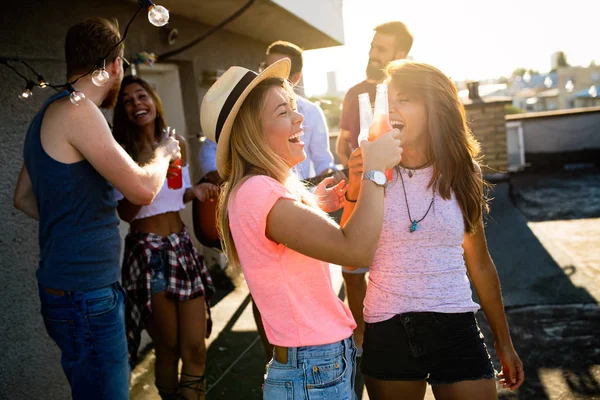 Jóvenes Amigos Divirtiéndose Una Fiesta Azotea Tocando Guitarra Cantando Bailando — Foto de Stock