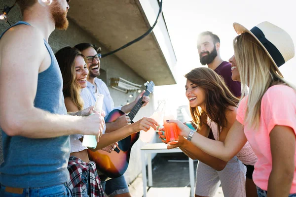 Grupo Amigos Felices Divirtiéndose Azotea — Foto de Stock