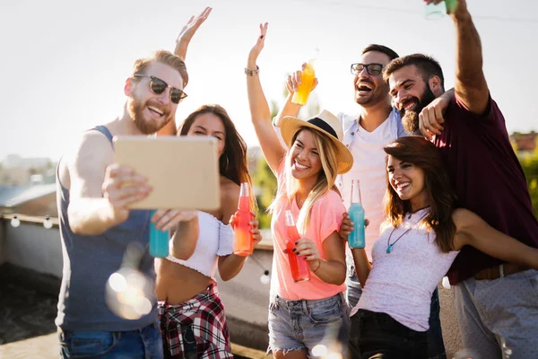 Grupp Glada Vänner Som Har Fest Och Kul Taket — Stockfoto