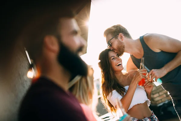 Gruppo Amici Felici Che Festeggiano Divertono Sul Tetto — Foto Stock