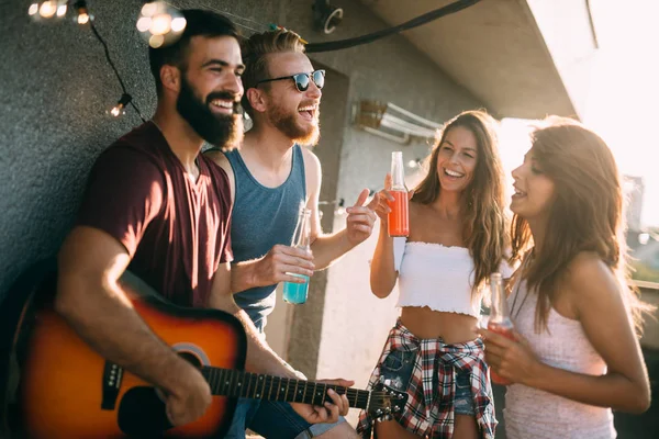 Ομάδα Νεαρών Ανθρώπων Που Διασκεδάζουν Ένα Καλοκαίρι Πάρτι — Φωτογραφία Αρχείου