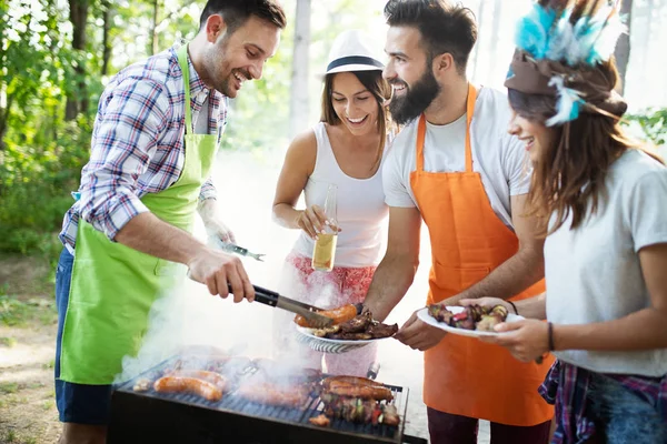 Grupo Amigos Felices Comiendo Bebiendo Cervezas Cena Barbacoa Aire Libre — Foto de Stock