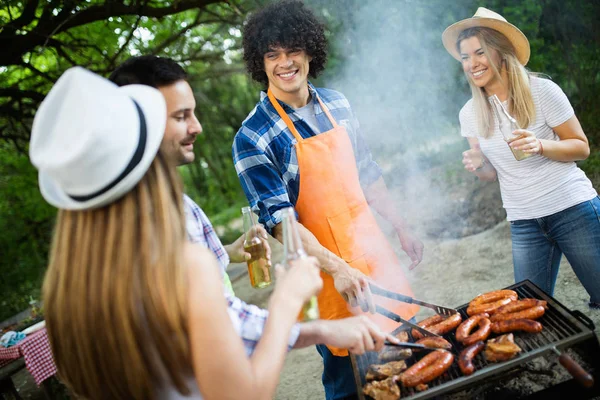 Freunde Grillen Der Natur Und Haben Dabei Spaß — Stockfoto