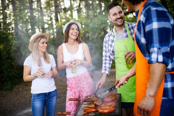 Amigos Teniendo Una Fiesta Barbacoa Naturaleza Mientras Divierten — Foto de Stock