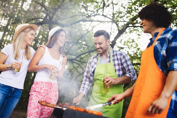 Arkadaşlarım eğlenirken doğada parti bir Barbekü partisi