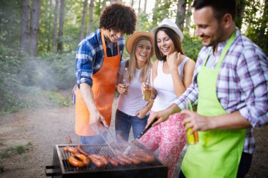 Arkadaşlarım eğlenirken doğada parti bir Barbekü partisi