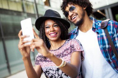 Mutlu genç afrikalı çift sarılma ve açık havada gülüyor.